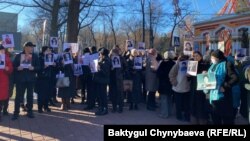 Кемпир-Абад ишине байланыштуу кармалгандардын жакындарынын акциясы. 