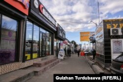 Жарнамаларга толгон көчө.