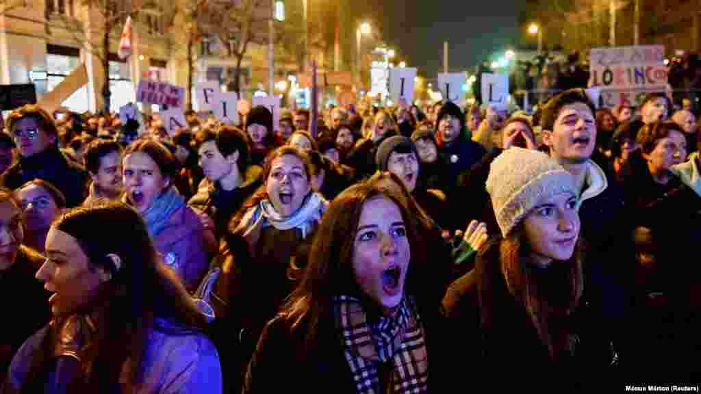 &bdquo;​Kirúgták a tanár urat, aki megtanította nekünk, hogyan kell kiállnunk magunkért és másokért is. Elbocsátották a tanár urat, aki mások nevelését, oktatását élete céljának tűzte ki. Minket és a tanár urat megfosztottak attól, hogy együtt zárhassuk le ezt az öt évet, de mindazt, amit nekünk tanított, soha nem vehetik el tőlünk&rdquo;&nbsp;&ndash; fogalmazott diákja.