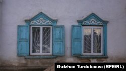ХХ кылымдын башында курулган үйдүн терезеси. Азыр бул үй батир катары ижарага берилет.