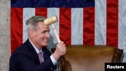Novoizabrani predsjednik Zastupničkog doma Kevin McCarthy slavi pobjedu u dvorani Doma, Washington, SAD, 7. januar 2023.