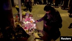 Үрүмчүдөгү өрттө каза болгондорду эскерүү иш-чарасы. Шанхай, 26-ноябрь, 2022-жыл