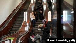 Метрото на Киев по време на въздушната атака с ракети на 29 декември. 