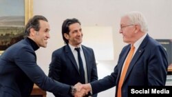 تصویری که صفحه اینستاگرام فرانک والتر اشتانمایر از دیدار او با علی کریمی (سمت چپ) منتشر کرده است