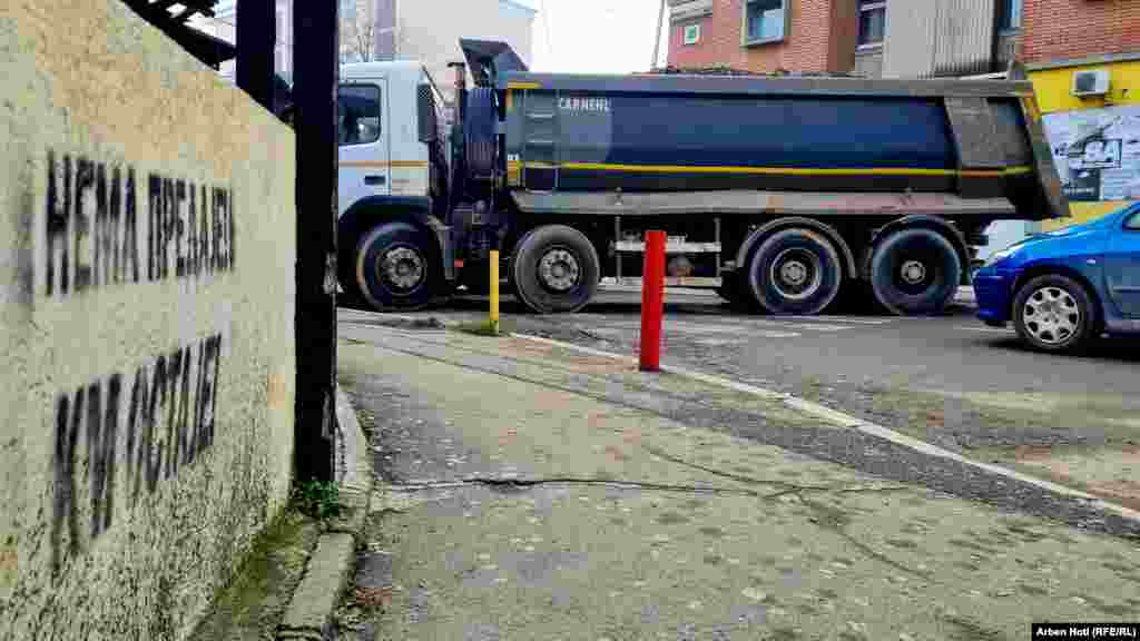 Në Mitrovicë të Veriut, ku më 27 dhjetor u vendosën barrikadat, ka prani të pjesëtarëve të Policisë së Kosovës.&nbsp;