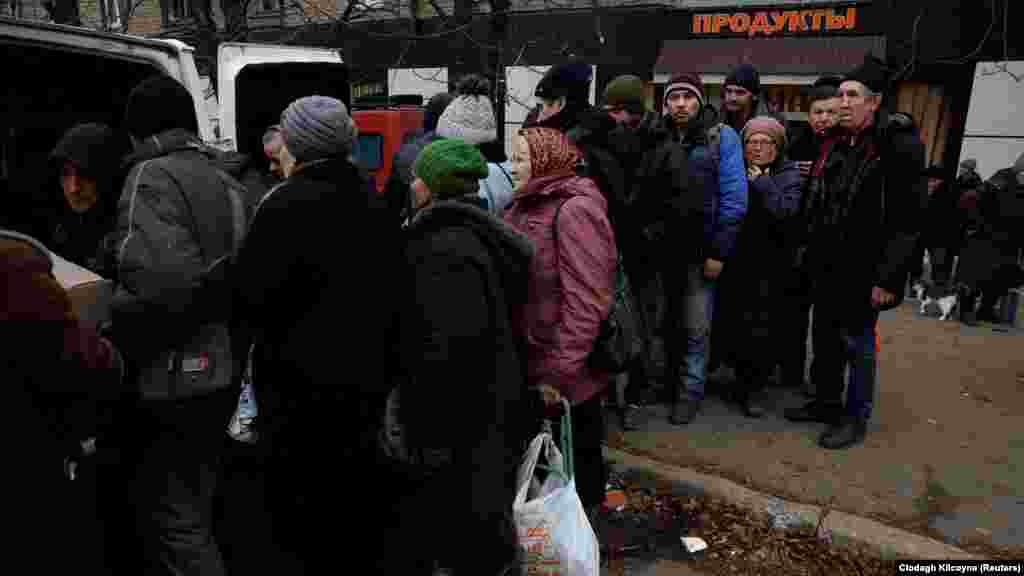 Sorban állás élelmiszerért Bahmutban december 26-án