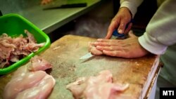 Egy hentes húst szeletel egy Vörösvári úti húsüzletben, Budapesten 2013. szeptember 30-án (képünk illusztráció)