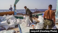 ВМС США обследуют судно, направляющееся из Ирана в Йемен.