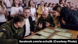 Віктор Шулік разом із українськими захисниками у попаснянському ліцеї, де він був директором