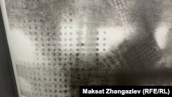 Сүрөт Адис Сейталиевдин "Ч/Б" (ак-кара) аталышындагы каталогунан тартылды.