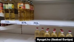 Hatósági áras termékek egy szombathelyi üzlet polcain (illusztráció)