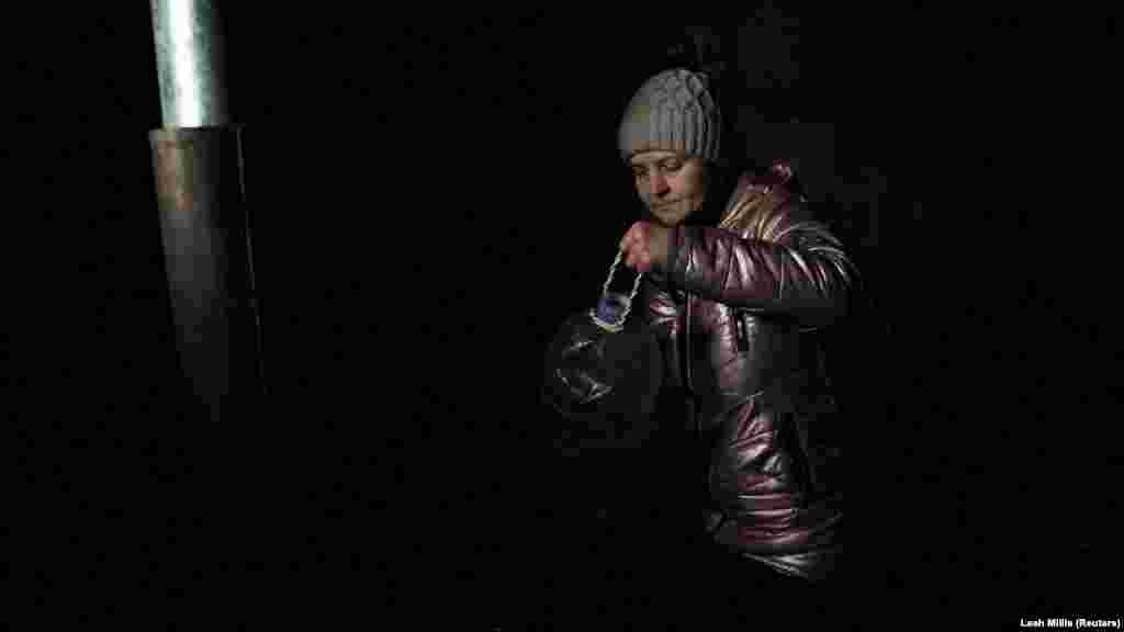 A 44 éves Lilia a kútról hozott vizet készül felforralni lakása pincéjében