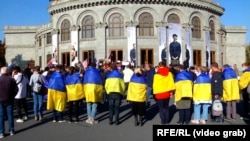 Refugiați ucraineni alături de activiști ai societății civile armene, protestând la Erevan față de vizita președintelui rus Vladimir Putin în Armenia, la un summit OTSC