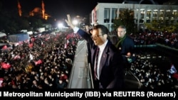 14-декабрдын кечиндеги митингде тартылган сүрөт. Экрем Имамоглу тарапкерлеринин алдына чыккан учур. 