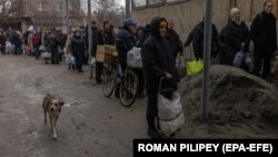 Locuitori ai orașului Herson stau la coadă la apă potabilă; 24 noiembrie 2022.