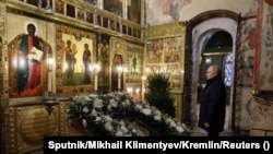 Президент России Путин на Рождество в одиночестве посетил службу в соборе Кремля