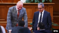 Зам.-председателите на парламента Росен Желязков (ГЕРБ) и Йордан Цонев (ДПС) разговарят със свои колеги във вторник.