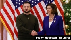 Президент України Володимир Зеленський і спікерка Палати представників США Ненсі Пелосі у Капітолії, 21 грудня 2022 року