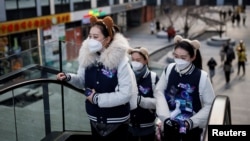 Disa gra në një qendër tregtare në Pekin të Kinës. 3 janar 2023.