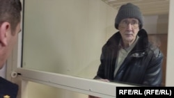 Vlagyimir Rumjancev a büntetés kiszabása után, amelyet azért kapott, mert híreket osztott meg független médiumokból Moszkva Ukrajna elleni háborújáról