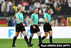 Биринчи жолу аялдардан турган топ - франциялык Стефани Фраппар, бразилиялык Неуза Бэк жана Мексикадан келген Карен Диас Медина калыстык кылды.