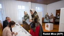 Detalj sa biračkog mesta u mestu Lednice, u Češkoj. Žene u tradicionalnoj nošnji oblasti Južna Moravska, 14. januar 2023.