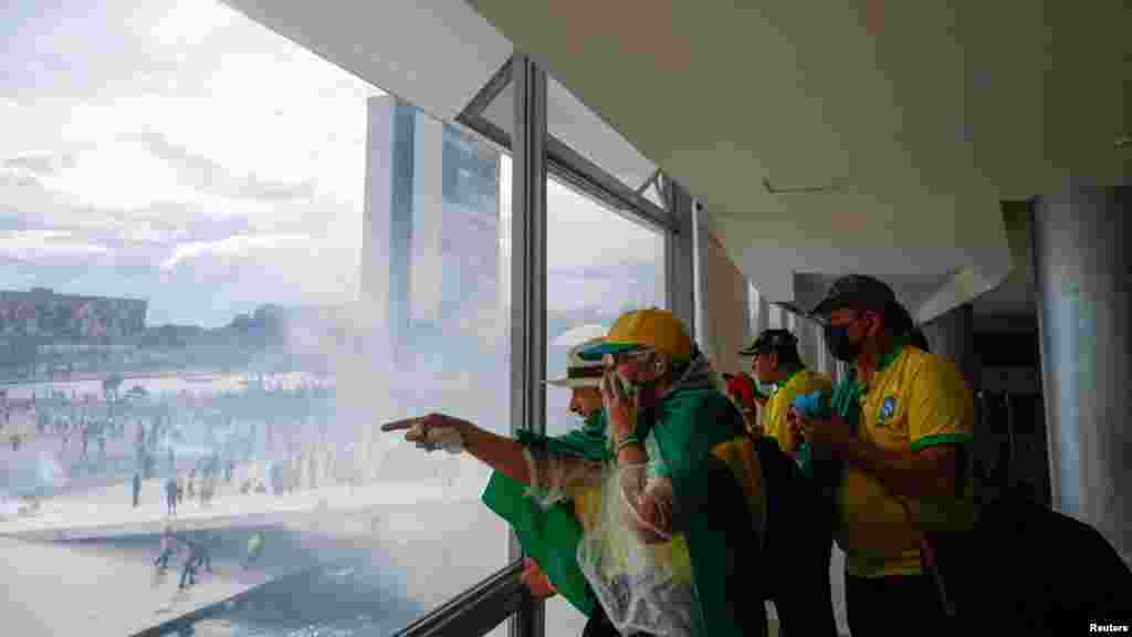 Miután bejutottak az épületbe, a Bolsonaro-hívek bent is jelentős károkat okoztak