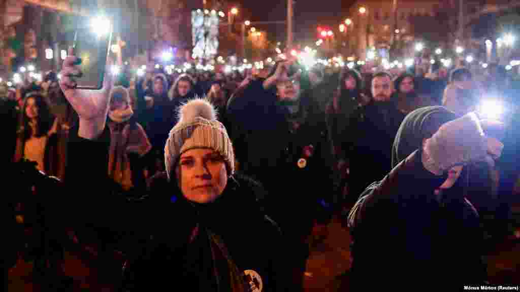 Pfeiffer Norbert biológia&ndash;német szakos tanárt is kirúgták, aki 150 diákot tanított. Egyik diákja arról beszélt, hogy rettegett, amiért németül kell majd tanulnia olyan tantárgyakat, amiket magyarul sem ért, de a most kirúgott tanára olyan volt, hogy az összes félelme elszállt, mert humorával megnevettette a diákokat, és megszerettette velük a biológiát.&nbsp;&bdquo;​Szégyelljék magukat, amiért egy ilyen tanárt vettek el tőlünk! Szégyelljék magukat, amiért ilyen órákat vettek el tőlünk! Ezt nem fogjuk hagyni&rdquo;&nbsp;&ndash; jelentette ki.