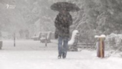 Барф дар Тоҷикистон кору зиндагиро баҳам зад
