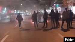 تجمعات اعتراضی شبانه در سومین سالگرد سرنگونی هواپیمای اوکراینی در نقاط مختلف تهران و شماری از شهرهای ایران ادامه یافت