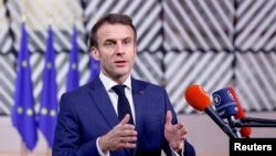Na fotografiji: predsednik Francuske Emanuel Makron u obraćanju medijima po dolasku na samit lidera Evropske unije, Brisel, 15. decembar 2022. 