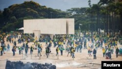 Прихильники колишнього президента Бразилії Жаїра Болсонару демонструють проти президента Луїса Інасіо Лули да Сілви біля Національного конгресу Бразилії в Бразиліа, Бразилія, 8 січня 2023 року