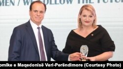 Mirlinda Nuredini, gjatë ndarjes së çmimit si afariste e suksesshme nga Oda Ekonomike e Maqedonisë Veriperëndimore.