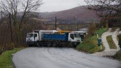 Rrugët në veri vazhdojnë të jenë të bllokuara
