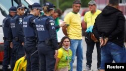 Brazilske bezbednosne snage privode pristalice bivšeg predsednika Žaira Bolsonara posle upada demonstranata u državne institucije, Brazilija, 8. januar 2023.