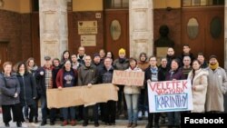 Az ELTE Apáczai Csere János Gyakorló Gimnázium 33 tanára polgári elégedetlenséggel tiltakozott a kirúgások ellen 2022. december 1-jén