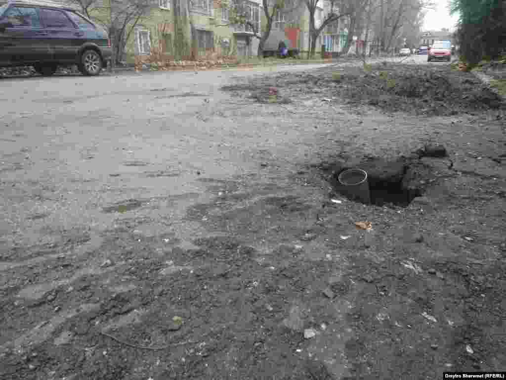 Вирви на одній з доріг міста та залишки снарядів