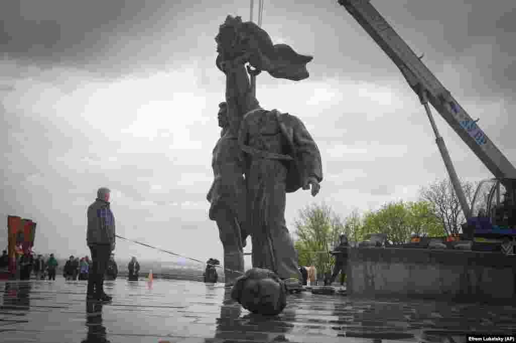 Një monument i epokës sovjetike për miqësinë midis Ukrainës dhe Rusisë është shkatërruar në qendër të Kievit.