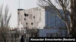 A súlyosan megrongálódott Kultúrpalota az ukrajnai Mariupol déli kikötővárosban 2022. április 15-én