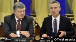 Presidenti i Ukrainës, Petro Poroshenko, dhe sekretari i përgjithshëm i NATO-s, Jens Stoltenberg. Kiev, 10 korrik 2017.