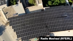Pogled iz zraka na solarne panele kineske proizvodnje instalirane za napajanje fabrike u Mardanu u Pakistanu.