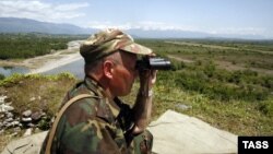 Всем понятно, что рузовики с контрабандой идут по проторенным маршрутам и их давно "крышуют" многие влиятельные силовики, которые так или иначе имеют отношение к функционированию этой границы