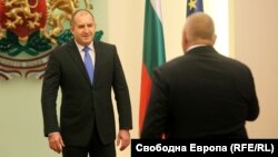 Румен Радев ще започне консултации с представителите на парламентарните групи в четвъртък. Първа ще бъда тази с ГЕРБ-СДС, но още не е ясно дали лидерът Бойко Борисов ще присъства. На снимката Радев и Борисов се срещат в президентството. Кадърът е архивен