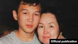 Азамат энеси Турсунай Исмагулова менен