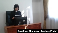 Cудья Құралай Дарханова тыйым салынған "ҚДТ ұйымына қатысқан" деп айыпталған Болатхан Жүнісовке шығарған үкімін оқып тұр. Талдықорған, 28 ақпан 2019 жыл.