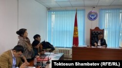 Динара Ошурахунова соттук жараян учурунда. 