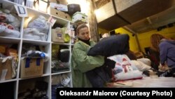 Полиці, де стояли книжки про українських героїв, війну, вщент заповнені балаклавами, термобілизною, теплим одягом для захисників