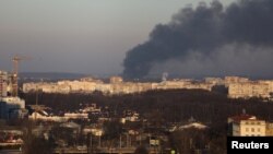 Рятувальники наразі ліквідують пожежу на території заводу