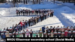 Đaci u gradu Elinsenvara stajali su u snegu, raspoređeni u obliku simbola Z, kako bi obeležili osmu godišnjicu ruske aneksije ukrajinskog regiona Krim