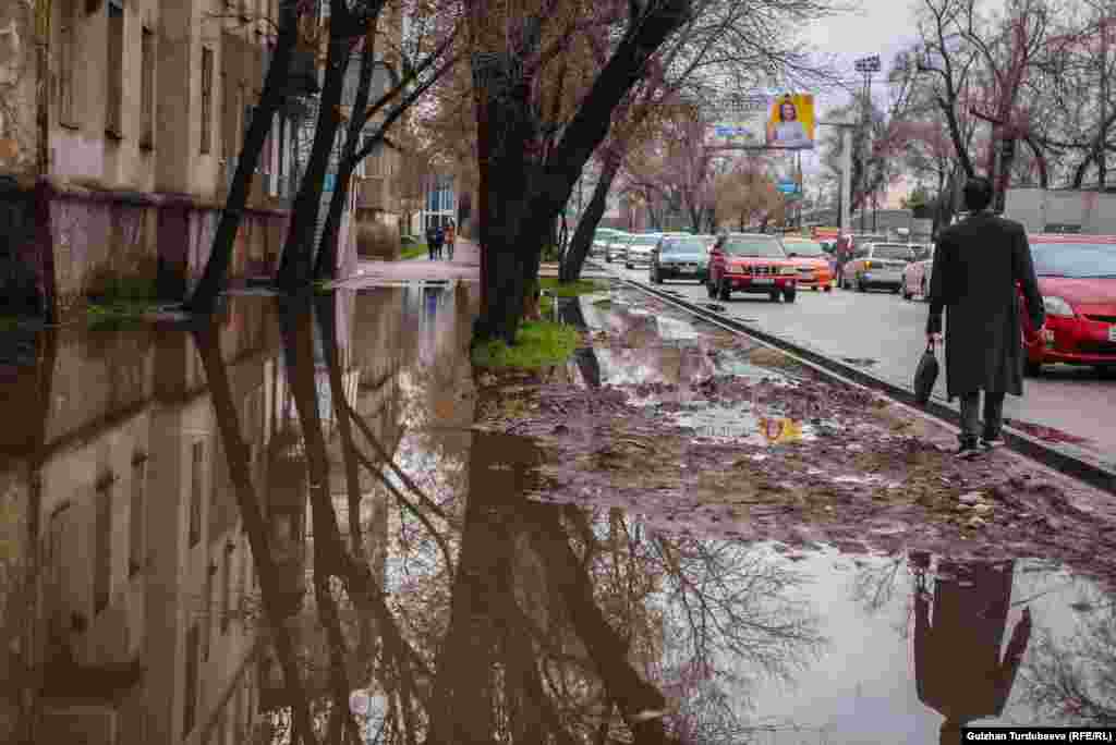 Жол четиндеги арыктар тазаланбаганы үчүн андан ашкан суу тротуарды каптаган.&nbsp;
